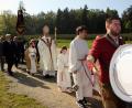 Bild: zer
Mit der Blaskapelle voran ziehen die Gläubigen und die Fahnenabordnungen der Vereine zur Marienkapelle, die festlich gesegnet wird.