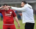 Bild: A. Schwarzmeier
Da ist guter Rat teuer für Stürmer Bastian Lobinger und Trainer Tobias Bernklau: Die SpVgg Pfreimd muss in der Landesliga-Relegation gegen den FC Kosova Regensburg ran.