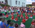 Bild: krb
Kostümiert mit Froschaugen, in roten T-Shirts und mit bunten Tüchern faszinieren die Kinder die Zuschauer.