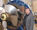 Bild: Reiner Wittmann
Kochendörfer-Geschäftsführer Ingo Giersemehl vor einer Turbine, die zurzeit in Pleystein gewartet wird.