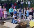 Bild: du
Die Waschfrauen zeigen beim Maifest des Kindergartens einen originellen Auftritt. Dabei kommen sogar Waschtrog und Stampfer wie in früheren Zeiten zum Einsatz.