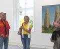 Bild: Hirsch
Künstlehaus-Leiterin Andrea Lamest (links) führte die Besucher am Museumstag durch die Ausstellung "Dirty hands".