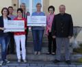 Bild: ral
4000 Euro für Aidswaisen, 3000 Euro für die Aktion "Sternstunden": Unser Bild zeigt (von links) Margit Ringer, Irmgard Eckl, Manuela Weikmann, Ulrike Neidl, Gisela Ries, Resi Pösl und Bürgermeister Josef Deichl bei der Spendenübergabe.
