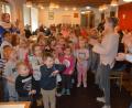Bild: jr
Leidenschaftlich bereicherten die Kinder des Städtischen Kinderhauses „Die kleinen Hankerler“ das Muttertagscafé mit Liedbeiträgen. Rechts im Bild Kinderhausleiterin Sigrid Eger.