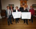 Bild: bjp
Badbaustiftungsvorsitzender Franz Floth (rechts) übergibt je eine 1000-Euro-Spende an Wunibald Heinl (TSV, Dritter von rechts) und Sabine Wittmann (Wasserwacht, Dritte von links). Mit im Bild sind das neue Stiftungsratsmitglied und TSV-Vorsitzender Josef Sirtl (Zweiter von rechts), Bürgermeister Werner Walberer (links) sowie Rainer Wutz (TSV), Rita Brunner (Vorsitzende TSV-Förderkreis) und Reinhard Reindl vom TSV (hinten, von links).