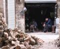 Bild:  dpa, Ammar Safarjalani
Leben in Trümmern, im Bild eine Kupferwerkstatt. Von Normalität ist das Leben in der nordsyrischen Stadt weit entfernt.