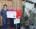 Bild: nib
Ursula Kass überreichte im Namen der weiblichen Mitglieder des Golfclubs Lauterhofen an Marlene Groitl und Anita Schwaiger (von links) einen Scheck für die Herzkissen-Aktion des Vereins.