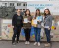 Bild: jzk
Fachbetreuerin Katrin Schmidt (rechts) und Mathematiklehrerin Stefanie Hanauer (links) gratulierten Fabienne Freiberger, 5f und Hanna Roth, 5c (von links) zu ihrem Erfolg beim Wettbewerb „Mathe mit dem Känguru“.