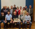 Bild: slh
Andreas Holzgartner (vorne Mitte) wurde nach 28 Jahren als Vereinssprecher verabschiedet. Im Bild die Mitglieder der neu gewählten Vereinsgemeinschaft (sitzend von links) Philipp Meindl, Sven Ost, Andreas Holzgartner, Franz Haider, Thomas Bayer, (dahinter) Pfarrer Hans Spitzhirn, Martin Mayer sen., Bernhard Baier, Josef Zimmermann sen., Florian Schmidt, Uli Haider, Reinhard Reis sen., Katrin Schönl, Manuel Holzgartner sowie Bürgermeister Richard Tischler.