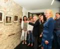 Bild: bey
Pfarrer Dr. Rüdiger Kretschmann erklärt als Autor seine Bilder. Aufmerksam hören Regina Kiermaier, Vulkanerlebnis Parkstein (links) und Bettina Hahn, Evangelisches Bildungswerk, Bürgermeisterin Tanja Schiffmann (von rechts) zu.
