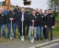Bild: jr
Vorsitzender Dominik Wolf, Bürgermeister Ernst Neumann und stellvertretender Vorsitzender Daniel König (von links mit den Spaten) griffen beim symbolischen Baubeginn beherzt zu. In wenigen Wochen soll der Rohbau für das neue Vereinsheim stehen.