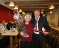 Bild: ubb
Vorsitzender Johann Brandl (rechts) gratulierte Marlene Arnold herzlich zu über 55 Jahren Mitgliedschaft und bedauerte ihren Rücktritt als Seniorenbeauftragte. Links im Bild Kreisrätin Hannelore Bienlein-Holl und der langjährige Stadtrat Hans Lugert.