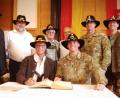 Bild: u
Bürgermeister Hermann Falk und Lieutenant Colonel Timothy Wright (vorne sitzend, von links) unterzeichneten im Beisein von (stehend von links) Altbürgermeister Hans Drexler, Ex-Musikzug-Chef Werner Stein, Brauerei-Chef Franz Dorfner, CSM Jeremiah Inman (2009 bei der Gründung dabei), CSM Daniel Rose und LTC Adam Lackey die Urkunde.