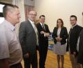 Bild: Hirsch
Die Entscheidung über eine erneute Kandidatur gibt Landrat Thomas Ebeling (Dritter von links) im Juli bekannt. Unser Bild zeigt ihn bei der Kreisdelegiertenkonferenz im Gespräch mit den Parteifreunden Michael Schaller, Alexander Flierl, Martina Englhardt-Kopf, Matthias Meier und Thomas Beer (von links).