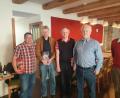 Bild: exb
Kreisspielleiter Gerhard Groschwitz (von links) gratulierte dem Zweitplatzierten Helmut Küspert und Turniersieger Toralf Kirschnek. Paul Trapp, Vorsitzender des Schachclubs Mitterteich, wurde Vierter.