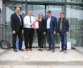 Bild: sne
Landrat Andreas Meier, geschäftsführender Vorstand Tassilo Heimberg, Vorstand Sigrid Groß, Bürgermeister Edgar Knobloch und Architekt Reinhold Krausch freuen sich über die Baugenehmigung für die Änderungen im ehemaligen HSG-Gebäude und der damit verbundenen Rechtswirksamkeit des Kaufvertrages.