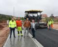 Bild: bjp
Ingenieur Michael Wagner (Zweiter von rechts) hat gute Nachrichten für Bürgermeister Werner Walberer (rechts). Die verlängerte Wiedenhofstraße wird bald fertig asphaltiert sein.