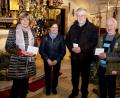 Bild: mng
Der Missionsausschuss zeigt sich abermals spendabel. Maria Lober (Zweite von links) übergibt an Hans Karl (rechts) als Initiator der Aktion „Für das Leben und die Hoffnung“ 500 Euro. Stadtpfarrer Edmund Prechtl (Zweiter von rechts) erhält 1000 Euro für die Kirchenorgelsanierung. Asante e. V. hat es sich zur Aufgabe gemacht, Bildung, Ernährung sowie Arbeit im kenianischen Tiwi zu unterstützen. Johanna Schirdewahn vom Asante-Arbeitskreis Erbendorf (links) nimmt eine 500-Euro-Spende entgegen.