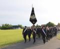 Bild: wmi
Nach dem feierlichen Gottesdienst zogen die Vereine und Ehrengäste – angeführt von der Schlammersdorfer Fahnenabordnung Nico Lautner, Peter Ritter und Daniel Radke – durch die Ortschaft in die Püttner-Halle.