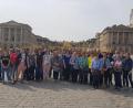 Bild: exb
44 Teilnehmer der vhs-Reise vor dem Schloss Versailles.
