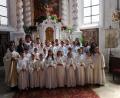 Bild: hir
18 Kinder aus der Pfarrei feierten Erstkommunion. Unser Bild zeigt sie zusammen mit Pfarrer P. Georg Parampilthadathil (links), den Gemeindereferentinnen Reinhilde Bodensteiner (Zweite von links) und Antonia Preßl (rechts), den Klassenlehrerinnen Yvonne Meier (Zweite von rechts) und Lena Seitz (Dritte von links) sowie dem liturgischen Dienst (hintere Reihe).