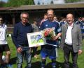 Bild: knh
Mit einem Blumenstrauß und einer Bildaufnahme von ihm in Aktion verabschiedeten die Vorsitzenden des VfB Mantel Richard Paulus (rechts) und Max Herrmann (links) den langjährigen Spieler und Kapitän Stefan Prölß (Mitte).