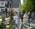 Bild: dob
Pfarrer Gerhard Schmidt segnete die Nepomuk-Statue an der Brücke zur Luhe. Es ist der erste Brückenheilige auf dem Großgemeindegebiet.