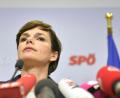 Bild: Herbert Neubauer/APA/dpa
Die Sozialdemokraten in Österreich verschärfen ihren Kurs, um Kanzler Sebastian Kurz (ÖVP) aus dem Amt zu drängen. SPÖ-Chefin Pamela Rendi-Wagner (Bild) schließt ein Misstrauensvotum ihrer Partei nicht aus.