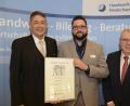 Bild: Fotostudio Kraus
Tim Trottman (Mitte) mit Handwerkskammer-Geschäftsführer Jürgen Kilger (rechts) und Präsident Georg Haber (links).
