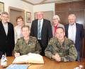 Bild: frd
Mit einer Widmung trug sich der neue Brigadekommandeur der Panzerbrigade 12 Oberpfalz, Oberst Björn Schulz, in Begleitung des stellvertretenden Bataillonskommandeurs,
Oberstleutnant Michael Zweers ins Goldene Buch der Stadt ein und dankte für den herzlichen Empfang durch (von links) Fraktionssprecher Josef Lohrer, Stadträtin Barbara Ruhland, Bürgermeister Heinz Weigl, zweite Bürgermeisterin Christa Zapf und dritten Bürgermeister Peter Forster. Bild: frd