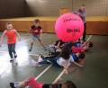 Bild: cro
Mit vollen Körpereinsatz und Eifer sind die Grundschüler dabei, als sie zum ersten mal Kin-Ball spielen. Der Spaß ist riesig.