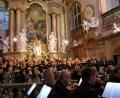 Bild: Julia Sagstetter/exb
Die beiden Chöre aus Waldsassen und Blansko während des Konzerts in der barocken Klosterkirche in Vranov.