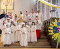 Bild: Claudia Seitz/exb
Die Erstkommunionkinder der Pfarrei Hl. Familie mit Kaplan Florian Weindler (Mitte), Diplom-Religionspädagoge Carsten-Armin Jakimowicz (links) und dem liturgischen Dienst.