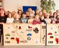 Bild: cr
Schulleiter Günther Paul (rechts) und Lehrerin Dana Pflaum (links) freuen sich über das gelungene Projekt. Eine Kunsttafel wird in der tschechischen Partnerschule aufgehängt, die andere bleibt in Weiherhammer.