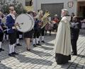 Bild: gri
Der Musikverein Freudenberg gratulierte dem Jubilar (Zweiter von rechts) mit einem Standkonzert. Rechts im Bild Pfarrer Moses Gudapati.