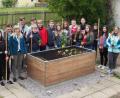 Bild: hir
Die Schüler der M8 freuen sich mit Betreuerin Anna Schmittner (Fünfte von links) über das neue Hochbeet, das vom Förderverein finanziert wurde. Mit dabei sind Schulleiterin Silke Schmidt (links), Vorsitzender Gerhard Pamler (Vierter von links), die stellvertretende Vorsitzende Sandra Raab (Sechste von links) und Klassenlehrerin Simone Bäuml (Fünfte von rechts).
