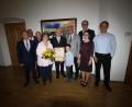 Bild: bjp
Viele Weggefährten aus Familie, Politik und Gesellschaft gratulieren Altbürgermeister Anton Gareis (mit Urkunde) zur Bürgermedaille. Mit im Bild sind (von links) Bürgermeister Werner Walberer, Bürgermeister a. D. Konrad Merkl, Ehrenbürger Albert Butscher, Ehefrau Veronika sowie (von rechts) die Söhne Thomas und Christian, Schwiegertochter Barbara, Stadtverbands-Ehrenvorsitzender Andreas Anger und Enkel Michael.