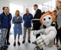 Bild: Wolfgang Steinbacher
Bei der dritten Roadshow zur Digitalisierung im Siemens-Gerätewerk waren erstmals externe Experten dabei. Hier präsentiert die OTH ihren humanoiden Roboter Pepper, der das Publikum mit dem Spruch „viel Spaß beim Entdecken“ begrüßte. Pepper mit der je nach Emotion wechselnden Augenfarbe könnte bei Siemens etwa als Kommunikationswegweiser am Empfang Verwendung finden, sagt OTH-Professor Dominikus Heckmann. „Aber für die Produktion fehlt ihr die Kraft.“ In Kinderbetreuung und Altenpflege hat Pepper „schon super eingeschlagen“.