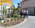 Bild: flt
Martina Ott und Rita Trißl (von rechts) pflanzten zusammen mit OGV-Vorsitzendem Jörn Schedl (links) an Beeten und Pflanztrögen wie hier in der Hauptstraße wieder verschiedene Blumen an - heuer in den Feuerwehrfarben Rot und Weiß, extra für das Feuerwehrjubiläum.