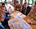 Bild: Thomas Dobler
Bundestagsabgeordneter Karl Holmeier (Mitte rechts) und Reinhard Pirner von der Autobahndirektion Nordbayern (Mitte links) erläuterten im Kreis von Bürgermeistern und Landrat Thomas Ebeling (oben rechts) das Konzept für die Verminderung des Verkehrslärms auf der Autobahn A 93 zwischen Schwandorf und Ponholz, also im südlichen Landkreis. Ab nächstem Jahr wird ein neuer Belag auf die Fahrbahn aufgebracht, der Lärm schluckt.