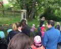 Bild: weu
Die Kinder des Kleinkindergottesdienstes machten einen Bittgang zur Bleichangerkapelle und hielten bei einem Marterl an.