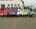 Bild: khg
Die vier erstplatzierten Jungen-Mannschaften nach der Grundschul-Landkreismeisterschaft auf dem Sportgelände des FV Vilseck (von links): 1. Hahnbach, 2. Ebermannsdorf, 3. Raigering und 4. Vilseck I mit (hinten von links) Konrektor Stefan Ottmann, Platzwart Kurt Fabienke (FV Vilseck), Helmut Lippert, Karl Eckert, Konrad Köppl, stellvertretende Schulleiterin Ulrike Erlbacher (Ebermannsdorf), Stefan Nicol, Ronny Baumgartner und Lehrerin Karin Müller-Popp (beide Raigering), Hans-Jürgen Geier und Daniel Obermeier (beide Betreuer Vilseck), Michael Gradl und Karl Heinz Grollmisch.