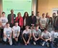 Bild: weu
Stolz nahmen Schulleiterin Irene Träxler (Fünfte von links) und die Schüler den Preis für ihre Arbeit entgegen. Bürgermeister Martin Birner (rechts) gratulierte ihnen und den verantwortlichen Lehrern Christine Schießl (Sechste von links), Mario Schiegerl-Höldrich (Siebter von links) und Christian Schießl (Fünfter von links).