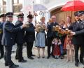Bild: Mardanow
Schirmherr im Doppelpack: Abordnungen der Feuerwehr Fronhof (links) und der Feuerwehr Dürnersdorf (rechts) wünschen sich von Bürgermeister Georg Köppl, dass zu ihren Festlichkeiten „koi Trepfl owa kimmt und in unser Festbier rinnt.“