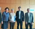 Bild: exb
Schulleiterin Sigrid Bloch (Mitte) und die Betreuungslehrer Alexander Weiß (Zweiter von rechts) und Matthias Dietrich (rechts) begrüßten Euregio-Präsidentin Birgit Seelbinder und Projektleiterin Linda Zeller am Kepler-Gymnasium.