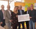 Bild: Kunz
Weidener Stadträte übergeben für die Reha-Sportgruppe eine Spende über 500 Euro.