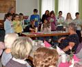 Bild: R. Kreuzer
Senioren und Firmkinder treffen sich, singen gemeinsam und spielen nach dem Kaffeetrinken „Mensch ärgere dich nicht".