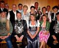 Bild: R. Kreuzer
Fünf neu proklamierte Könige kann der Schützenverein Heimatfreunde Mooslohe heuer ehren. Darüber freut sich Schützenmeister Hans Bergler (stehend, links).