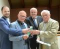 Bild: Gabi Schönberger
Michael Trummer, Sparda-Vorsitzender Georg Thurner, Bürgermeister Lothar Höher und Seniorenbeauftragter Alfons Heidingsfelder (von links) stellen die Notfalldose vor.
