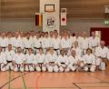 Bild: adj
64 Teilenehmer treffen sich im Karate-Dojo des SV Altenstadt zum Jubiläumslehrgang mit Helmut Körber (knieend Siebter von links).
